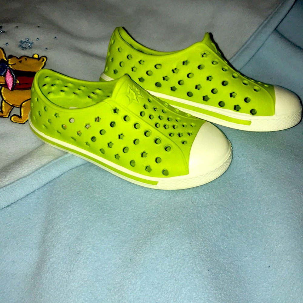 NWT toddler water shoes